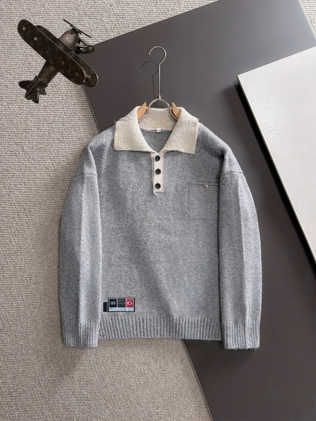 Next day shipping P195 Balenciaga high quality 2026 autumn and winter official website latest sweater, on sale at the same time at the counter Hot Sale! Specially made of wool blended fabric. It feels comfortable and can be directly in contact with the skin. The logo badge is exquisitely embroidered, which is extremely eye-catching! The details highlight the fashionable charm of big brands. Exquisite workmanship. Three-dimensional cutting style. The wearing effect is invincible and handsome! All three standards are complete! Sizes:M-3XL